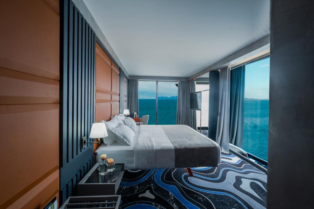 Maritim Marina Bay Resort Spa & Casino Adult Friendly Vlorë Buitenkant foto A bedroom in a Sky Suite