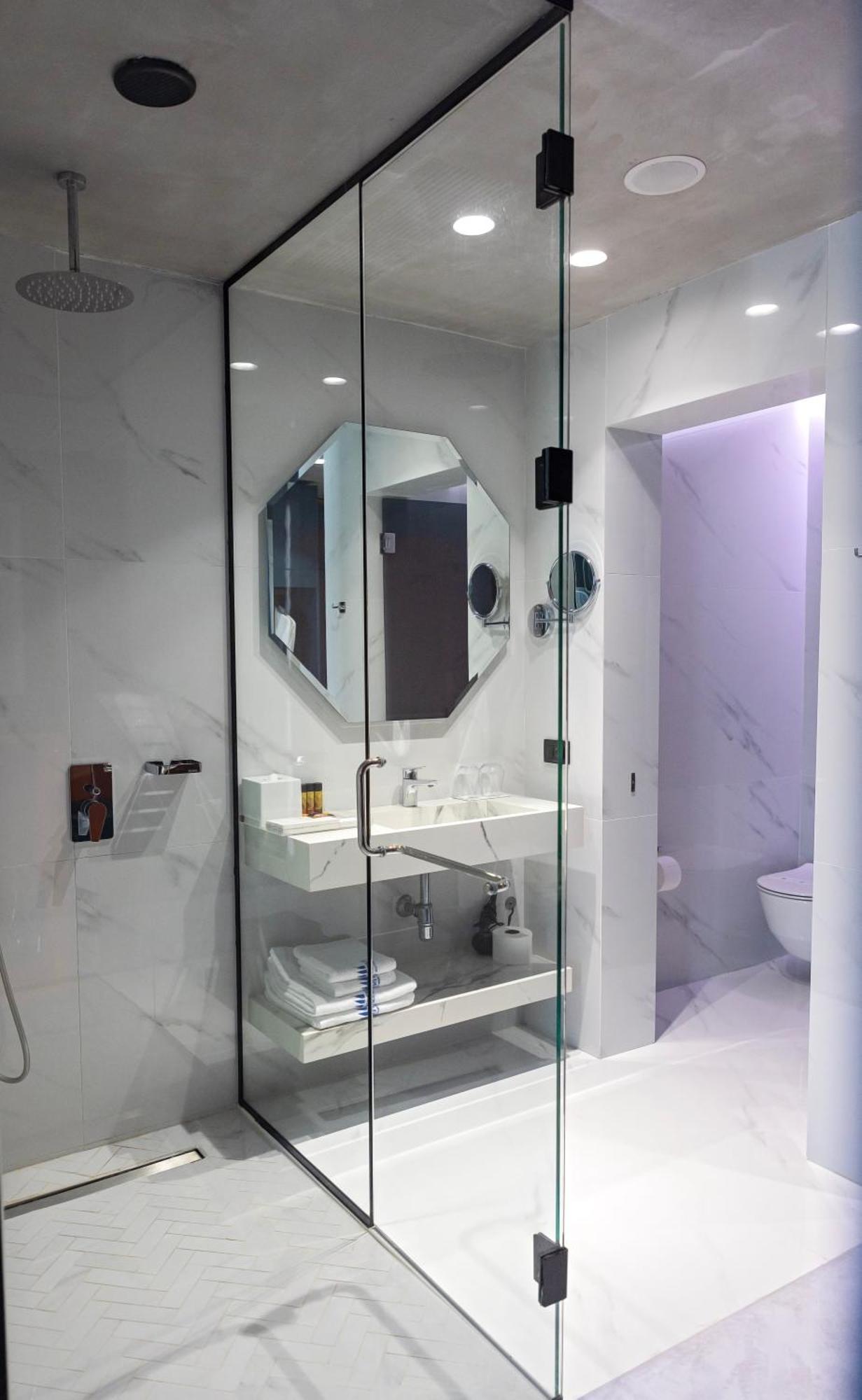 Maritim Marina Bay Resort Spa & Casino Adult Friendly Vlorë Buitenkant foto A bathroom in a hotel