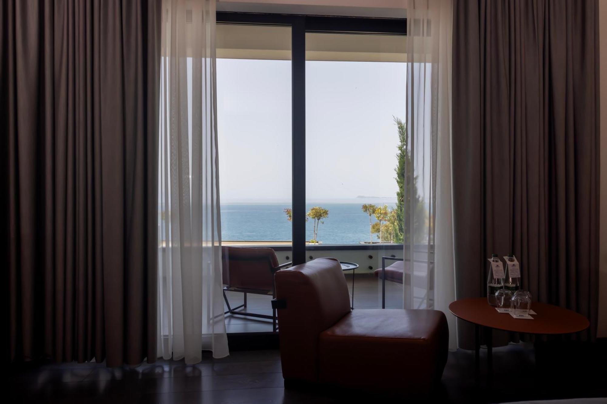 Maritim Marina Bay Resort Spa & Casino Adult Friendly Vlorë Buitenkant foto A room at the hotel