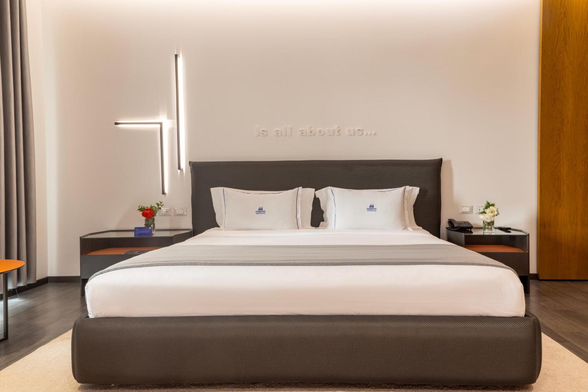 Maritim Marina Bay Resort Spa & Casino Adult Friendly Vlorë Buitenkant foto A bedroom at the hotel