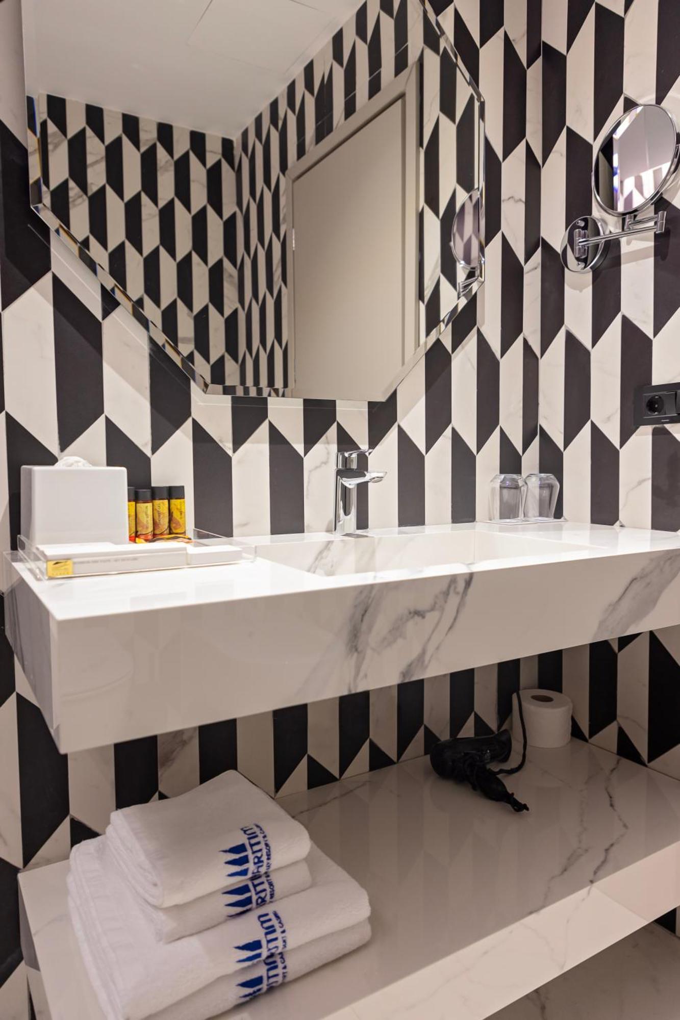 Maritim Marina Bay Resort Spa & Casino Adult Friendly Vlorë Buitenkant foto Bathroom