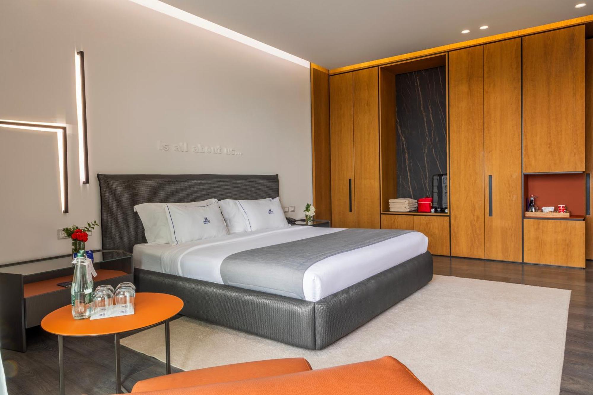 Maritim Marina Bay Resort Spa & Casino Adult Friendly Vlorë Buitenkant foto A bedroom at the hotel
