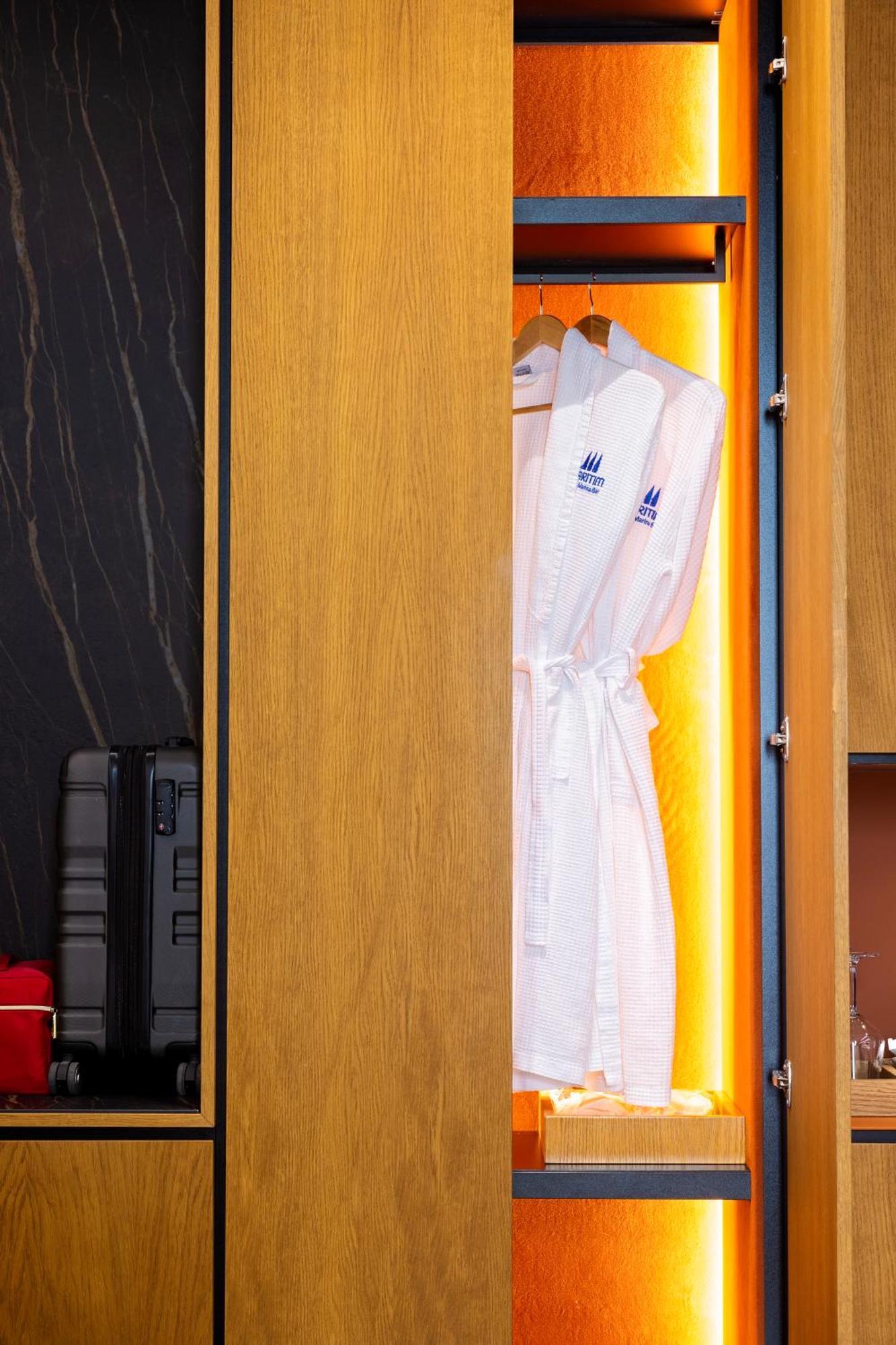 Maritim Marina Bay Resort Spa & Casino Adult Friendly Vlorë Buitenkant foto A bathrobe hanging on a door