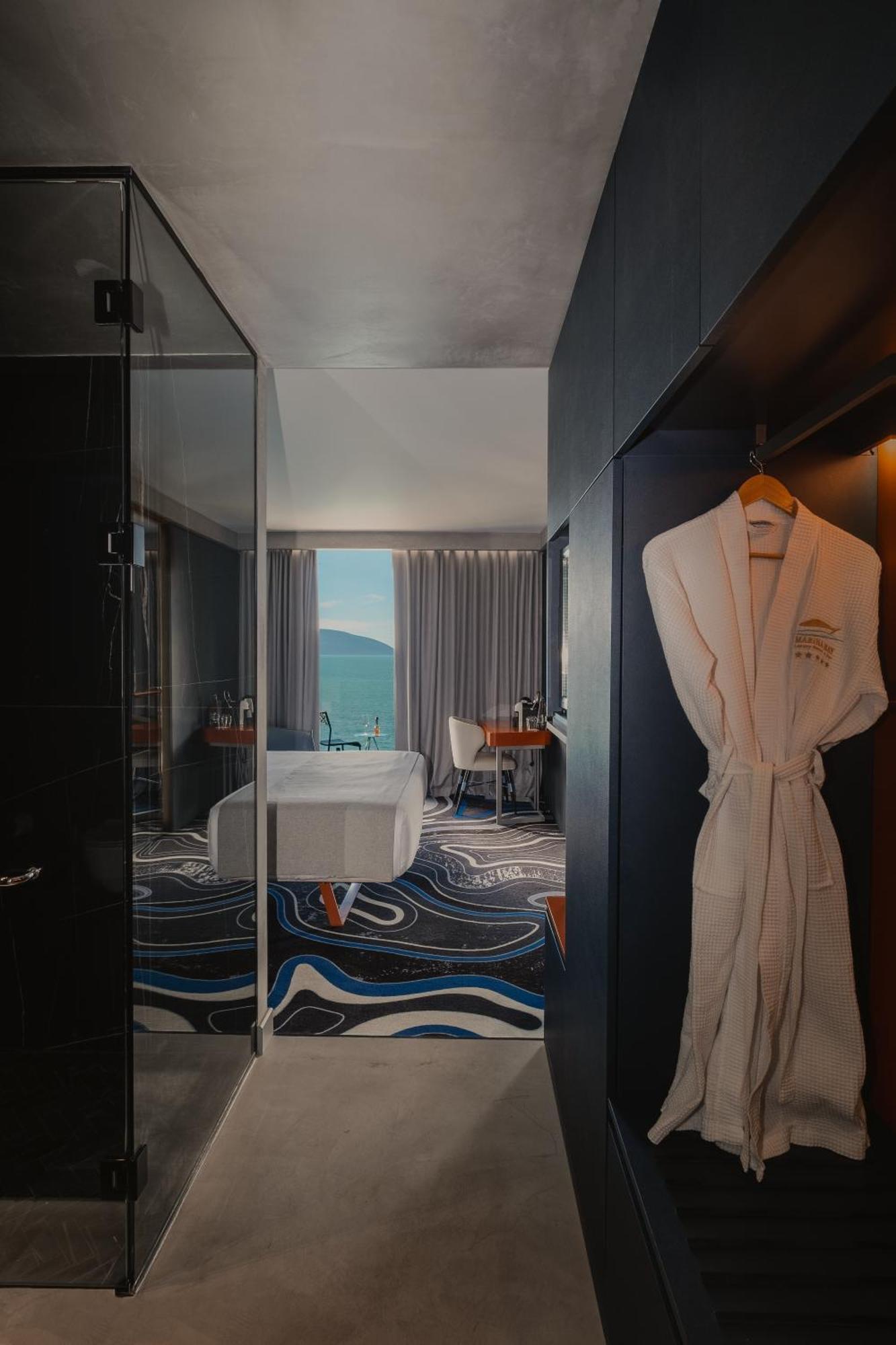 Maritim Marina Bay Resort Spa & Casino Adult Friendly Vlorë Buitenkant foto A bathrobe hanging on a door