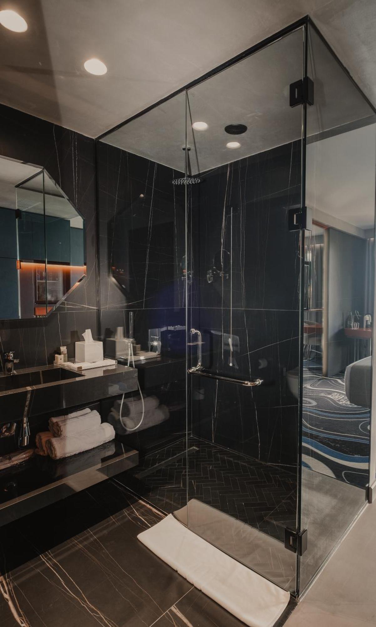 Maritim Marina Bay Resort Spa & Casino Adult Friendly Vlorë Buitenkant foto A shower enclosure