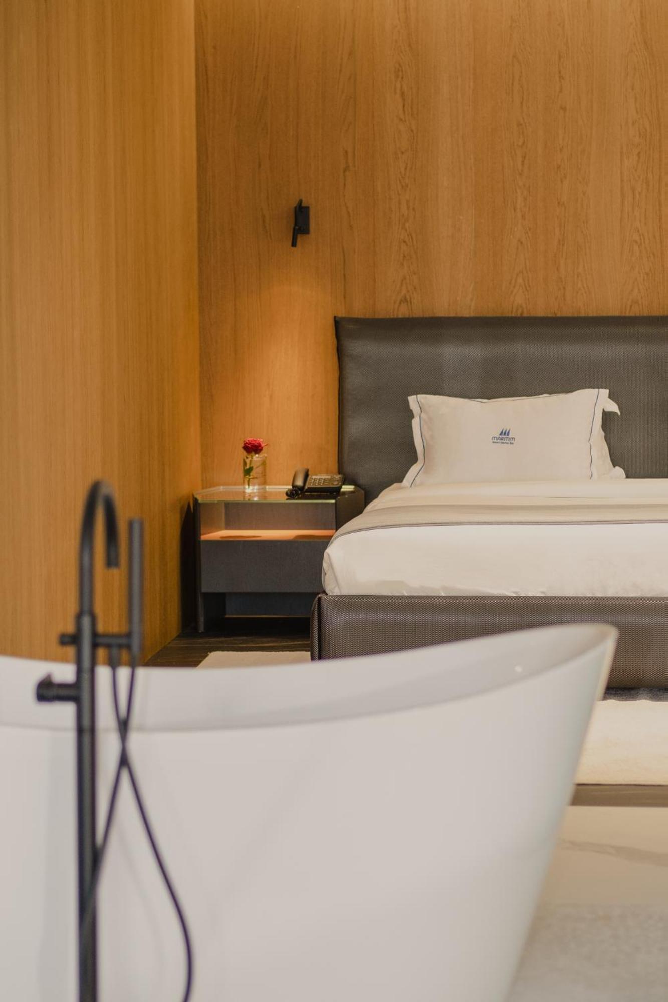 Maritim Marina Bay Resort Spa & Casino Adult Friendly Vlorë Buitenkant foto A room at the hotel
