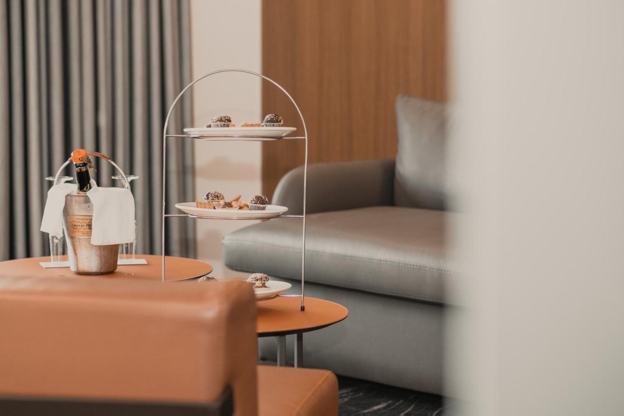Maritim Marina Bay Resort Spa & Casino Adult Friendly Vlorë Buitenkant foto A three-tiered serving tray
