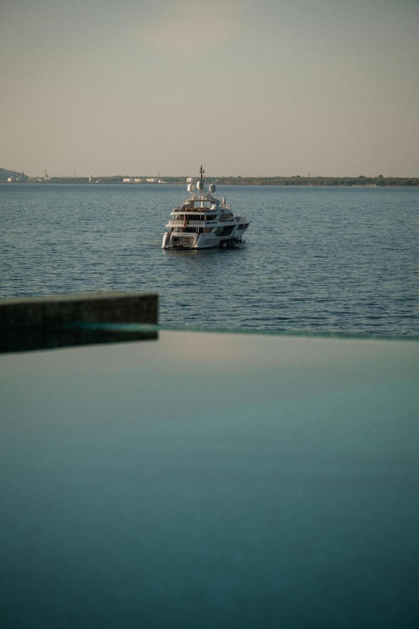 Maritim Marina Bay Resort Spa & Casino Adult Friendly Vlorë Buitenkant foto A yacht at the port of Marina di Pisa