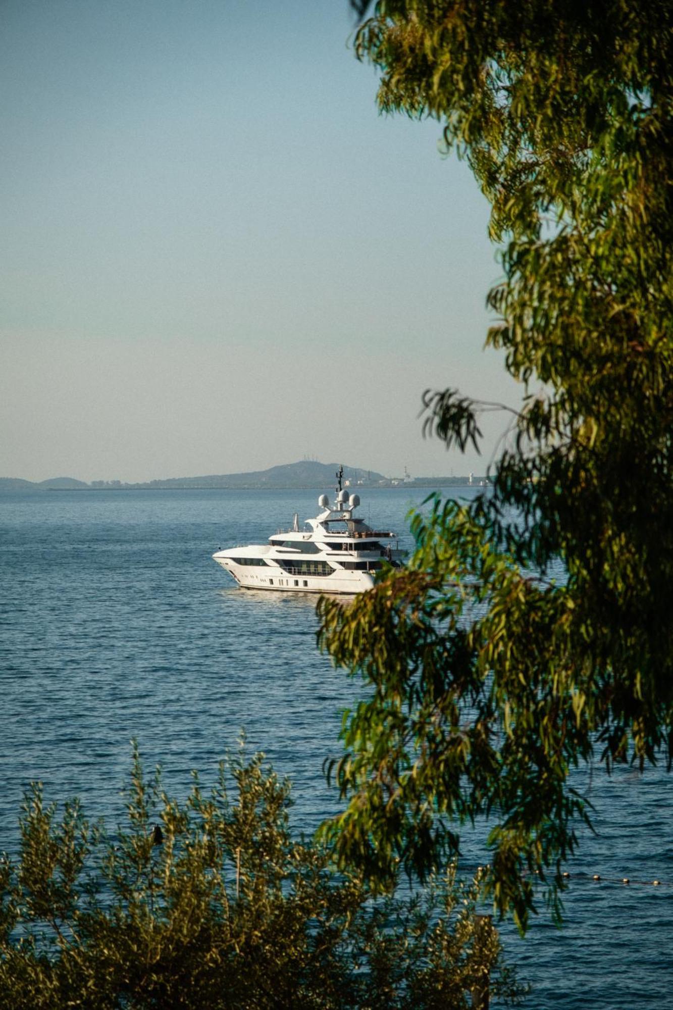 Maritim Marina Bay Resort Spa & Casino Adult Friendly Vlorë Buitenkant foto A yacht in the Gulf of Saint-Tropez