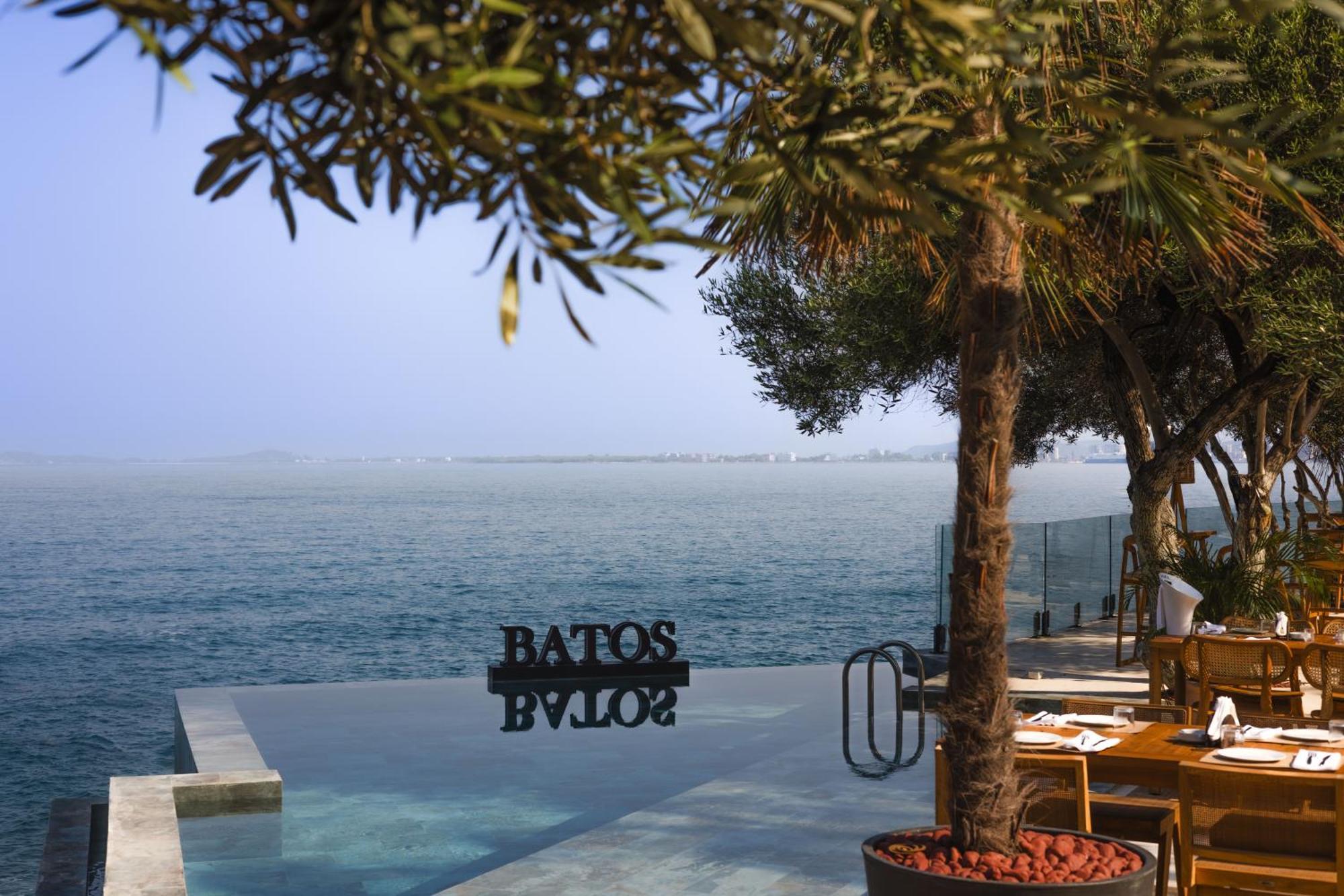 Maritim Marina Bay Resort Spa & Casino Adult Friendly Vlorë Buitenkant foto The pool at the hotel