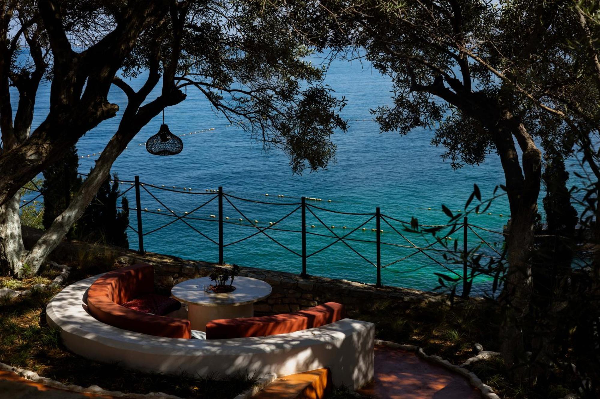 Maritim Marina Bay Resort Spa & Casino Adult Friendly Vlorë Buitenkant foto A view of the sea from the restaurant