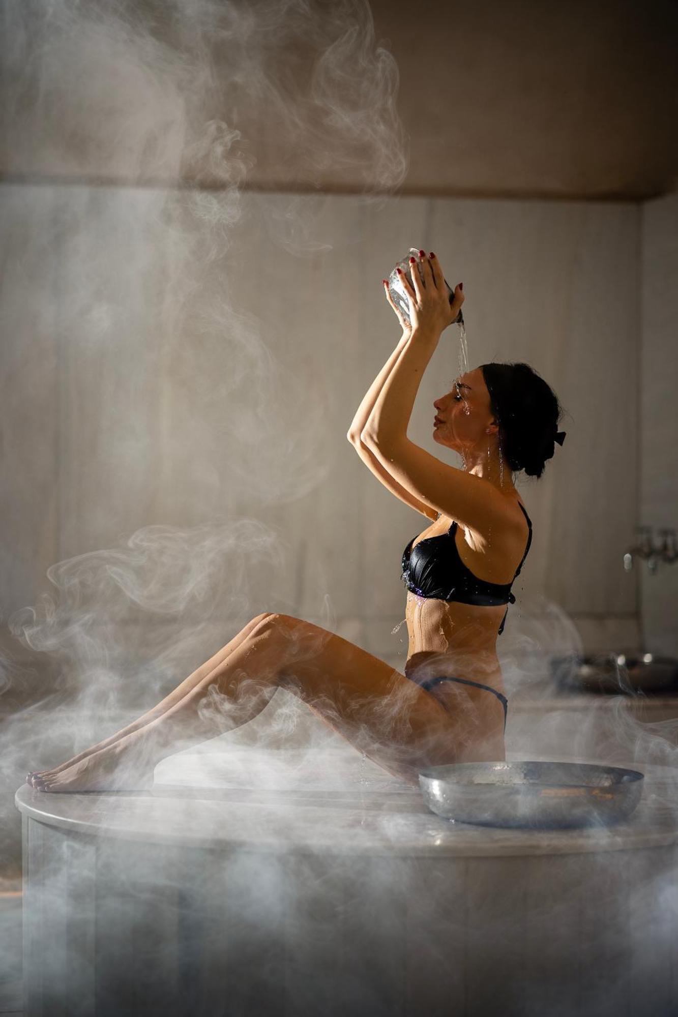 Maritim Marina Bay Resort Spa & Casino Adult Friendly Vlorë Buitenkant foto A woman in a steam room